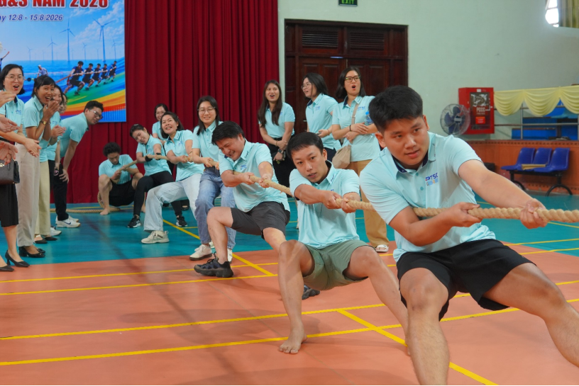 Các đội tranh tài quyết liệt ở nội dung Kéo co