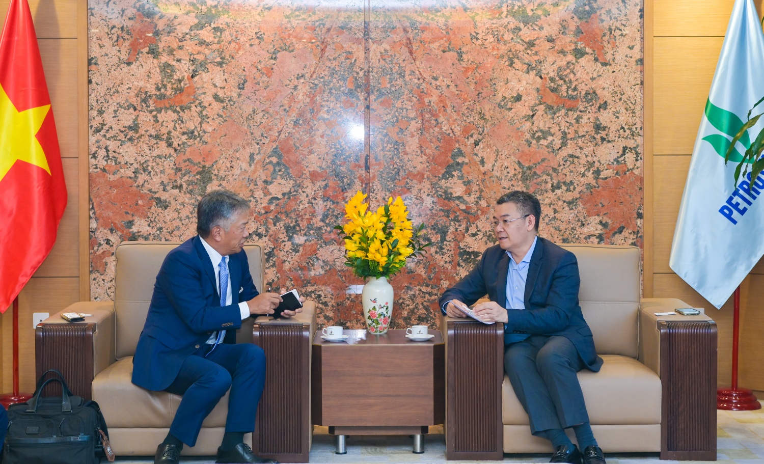 Tổng Giám đốc Petrovietnam Lê Mạnh Cường trao đổi với ông Makoto Sato, Phó Tổng Giám đốc Điều hành Tập đoàn Mitsui & Co., Ltd., kiêm Giám đốc Điều hành Khối Châu Á – Thái Bình Dương.