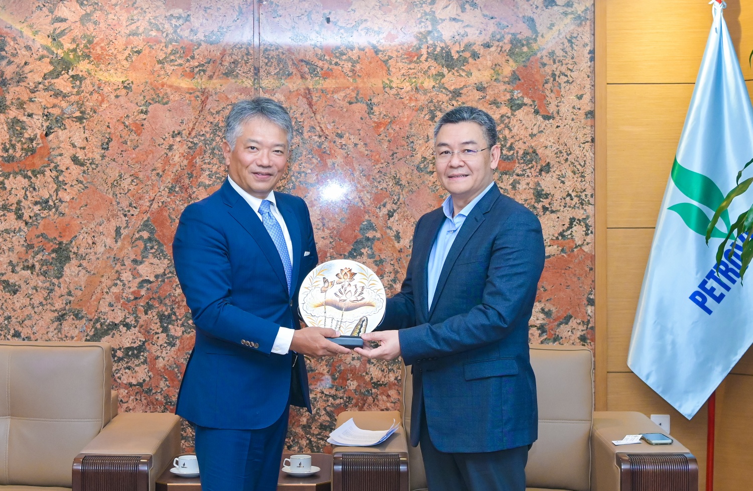 Tổng Giám đốc Petrovietnam Lê Mạnh Cường tặng quà lưu niệm cho ông Makoto Sato