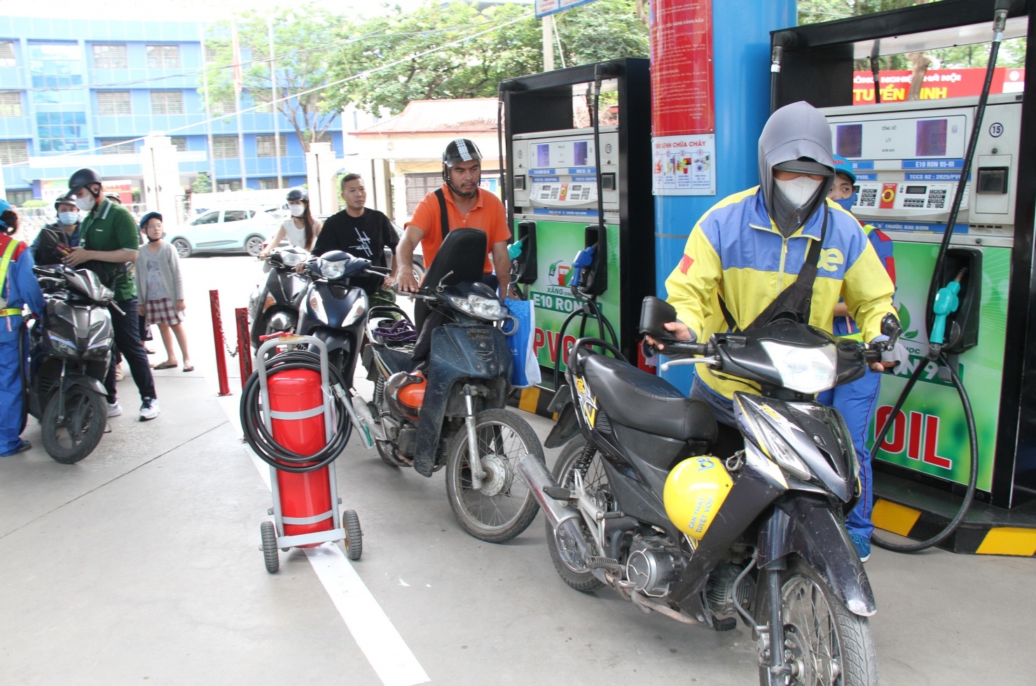 Giá xăng dầu tăng mạnh, dầu diesel thêm hơn 1.300 đồng/lít