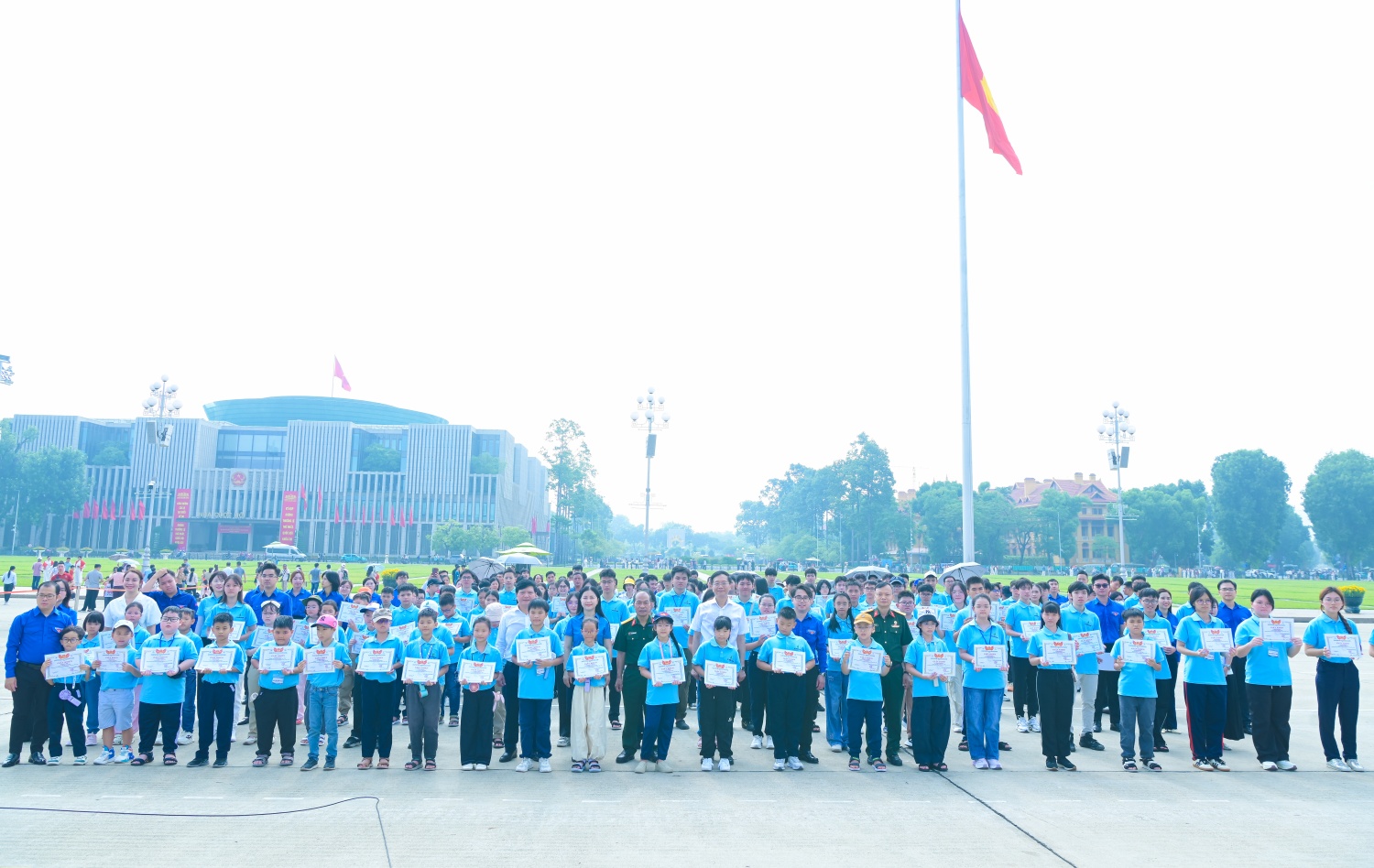 Các đại biểu tặng giấy khen, ghi nhận và biểu dương những thành tích nổi bật của các em học sinh trong học tập và rèn luyện. Các đại biểu tặng giấy khen, ghi nhận và biểu dương những thành tích nổi bật của các em học sinh trong học tập và rèn luyện.
