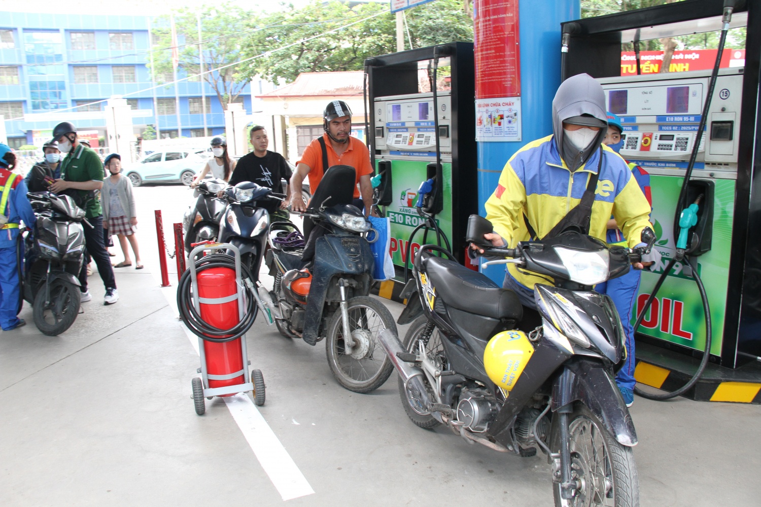 Giá xăng dầu tăng mạnh, dầu diesel thêm hơn 1.300 đồng/lít