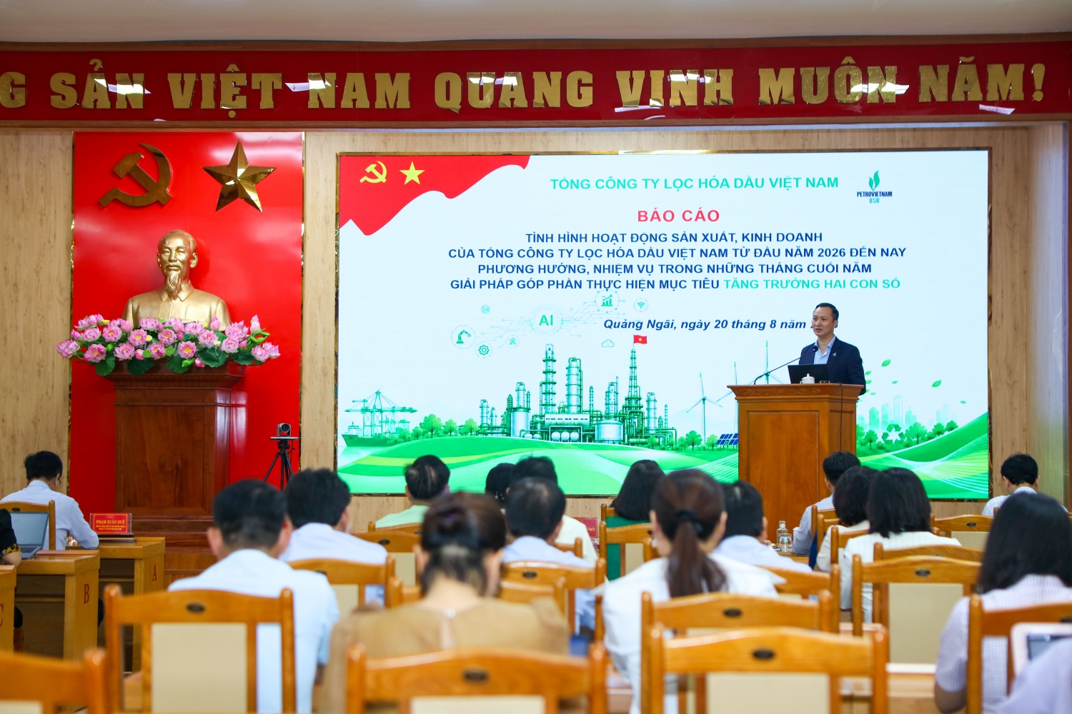 Đồng chí Phạm Minh Nghĩa - Trưởng Ban Tuyên giáo Đảng ủy, Phó Tổng Giám đốc BSR trình bày báo cáo về tình hình sản xuất, kinh doanh 7 tháng đầu năm và định hướng phát triển của Tổng Công ty trong giai đoạn mới. Đồng chí Phạm Minh Nghĩa - Trưởng Ban Tuyên giáo Đảng ủy, Phó Tổng Giám đốc BSR trình bày báo cáo về tình hình sản xuất, kinh doanh 7 tháng đầu năm và định hướng phát triển của Tổng Công ty trong giai đoạn mới.