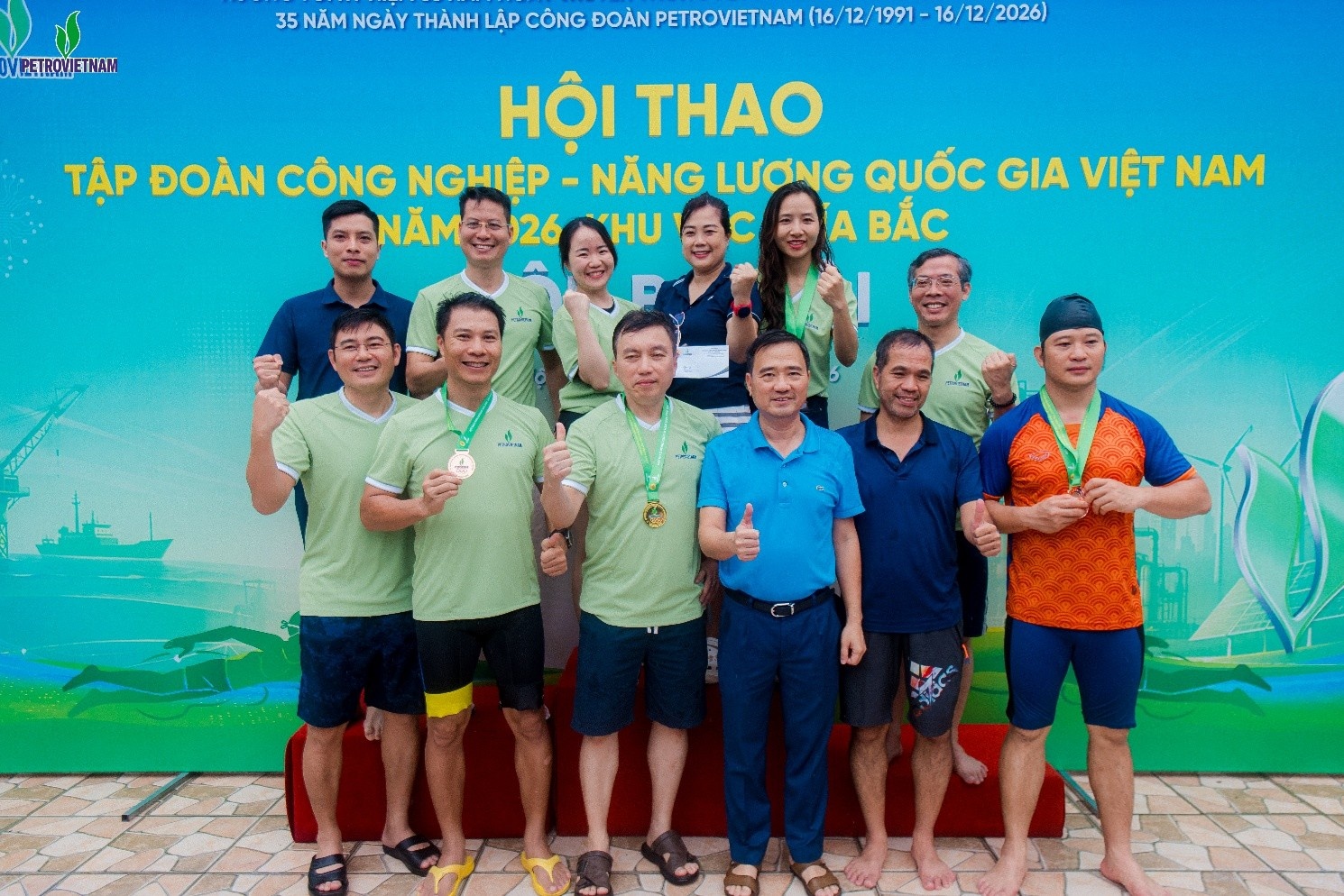 Niềm vui của các VĐV CLB Bơi Bộ máy QL&ĐH sau khi nhận huy chương. Niềm vui của các VĐV CLB Bơi Bộ máy QL&ĐH sau khi nhận huy chương.