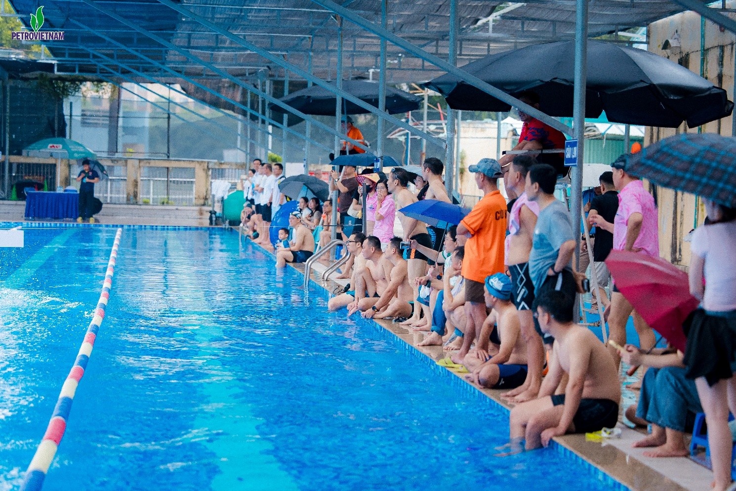 Nhiều cổ động viên không quản ngại thời tiết, đội mưa cổ vũ các VĐV thi đấu. Nhiều cổ động viên không quản ngại thời tiết, đội mưa cổ vũ các VĐV thi đấu.