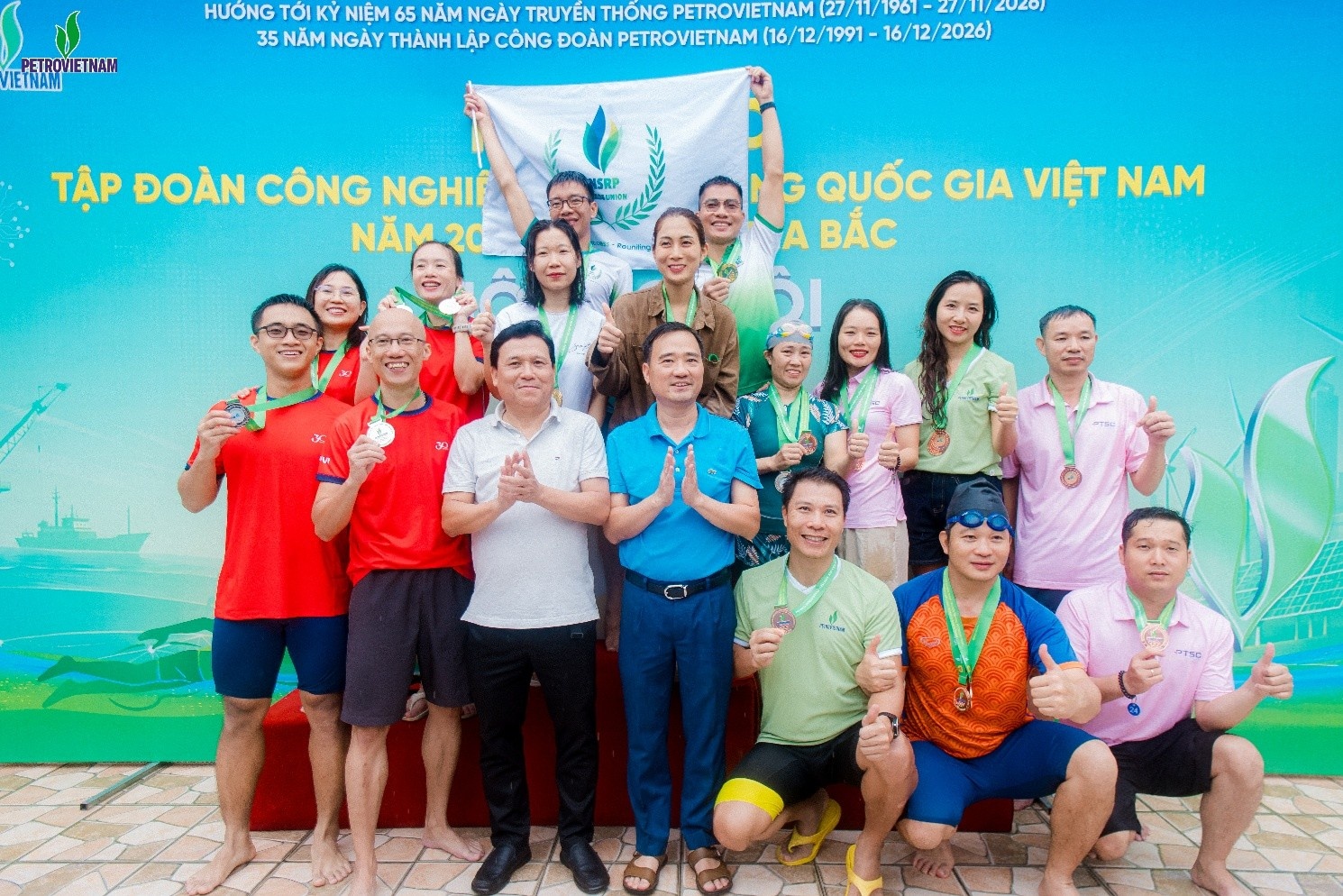 Các VĐV đội tiếp sức nam – nữ Bộ máy QL&ĐH nhận Huy chương Đồng. Các VĐV đội tiếp sức nam – nữ Bộ máy QL&ĐH nhận Huy chương Đồng.