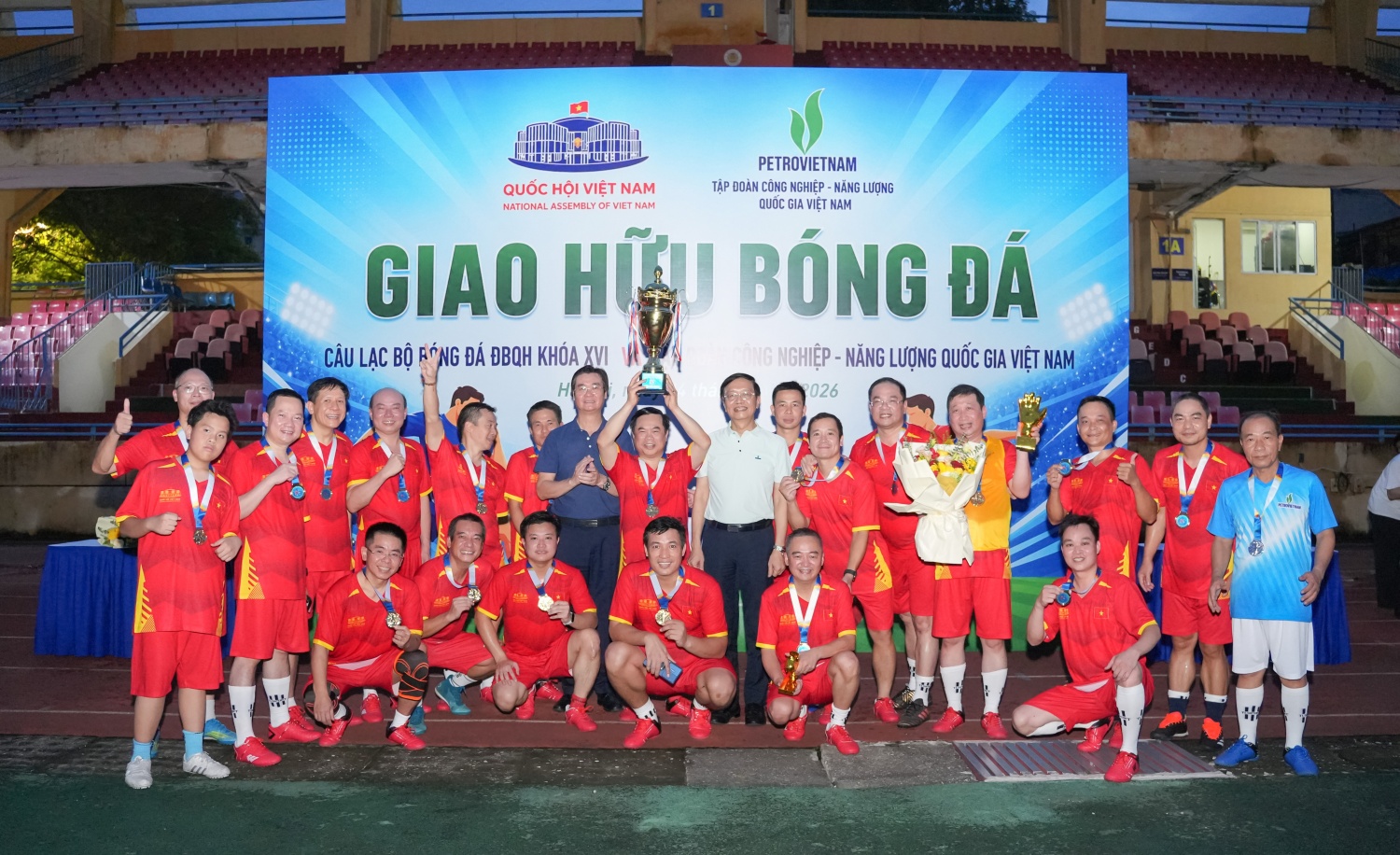 [CHÙM ẢNH] Sôi nổi trận giao hữu bóng đá giữa PETROVIETNAM và CLB Bóng đá ĐBQH Khóa XVI
