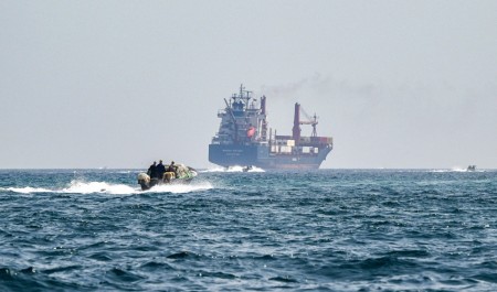 "Điểm nóng" Trung Đông ngày 25/8: Iran thông qua điều khoản thu phí hàng hải tại eo biển Hormuz