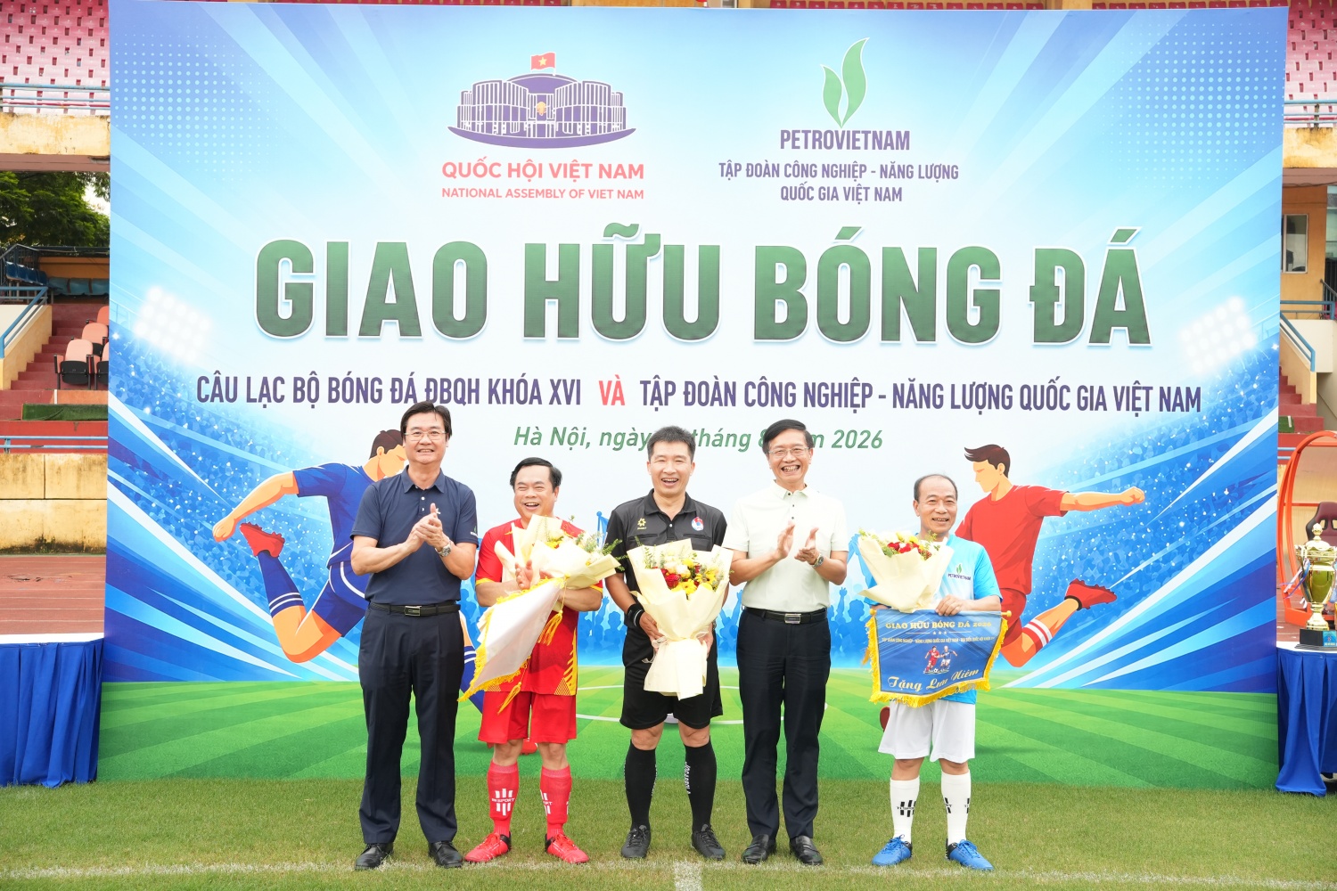[CHÙM ẢNH] Sôi nổi trận giao hữu bóng đá giữa PETROVIETNAM và CLB Bóng đá ĐBQH Khóa XVI