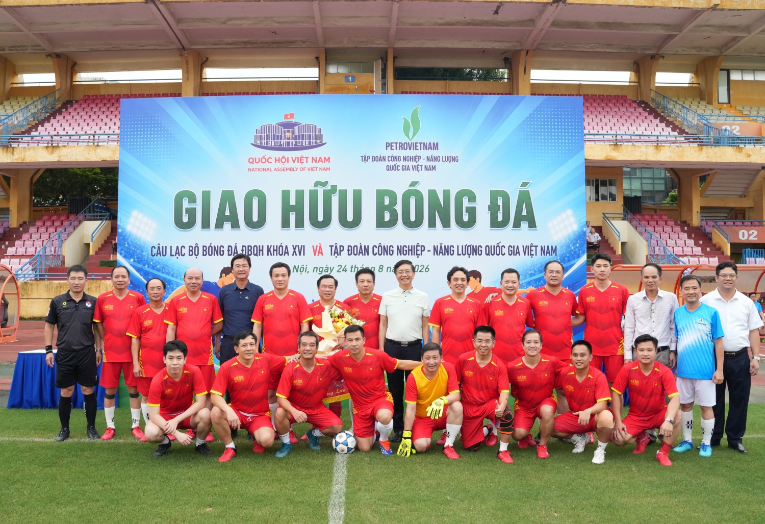 [CHÙM ẢNH] Sôi nổi trận giao hữu bóng đá giữa PETROVIETNAM và CLB Bóng đá ĐBQH Khóa XVI