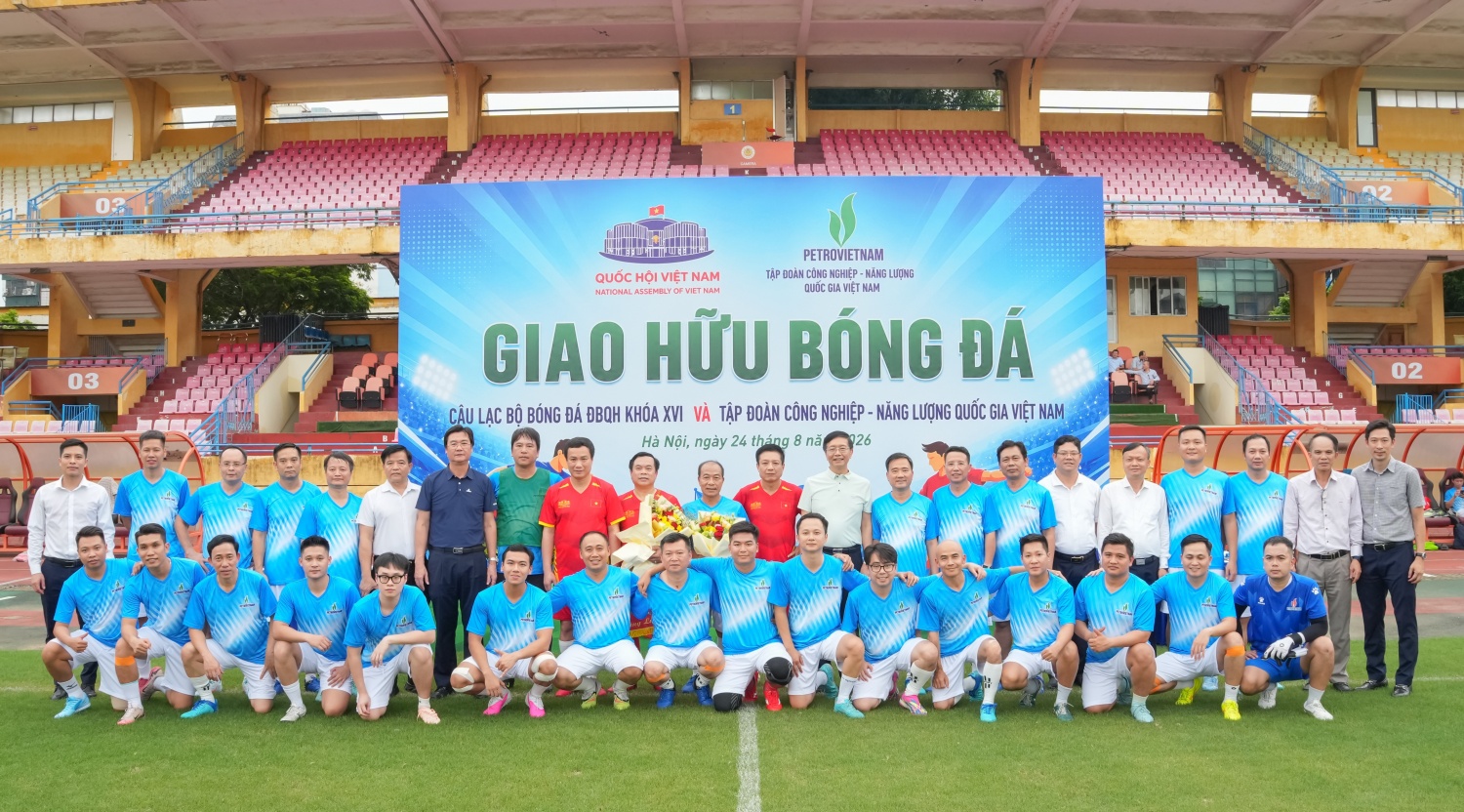 [CHÙM ẢNH] Sôi nổi trận giao hữu bóng đá giữa PETROVIETNAM và CLB Bóng đá ĐBQH Khóa XVI
