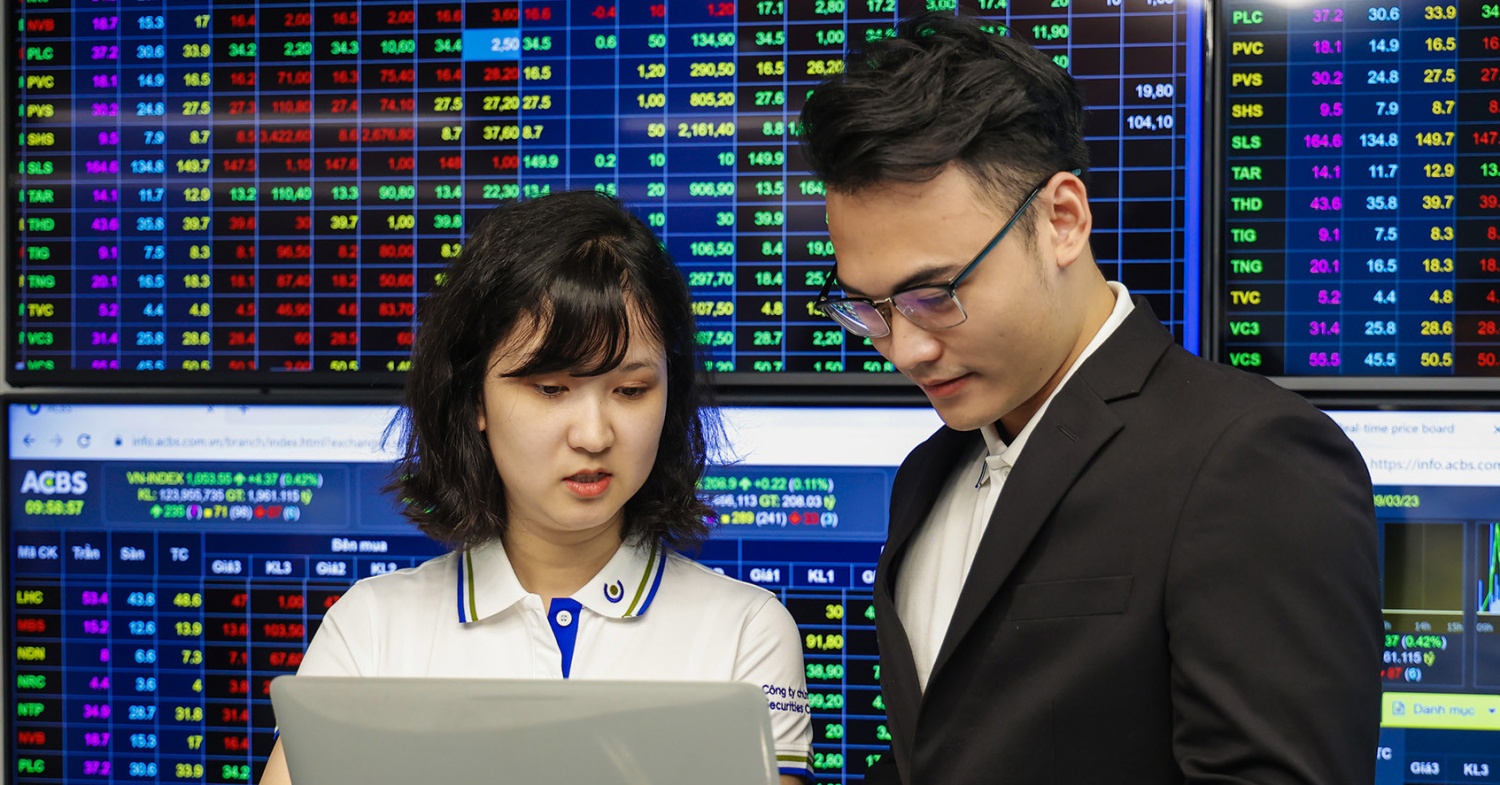 Nhận định thị trường chứng khoán ngày 26/8: Nắm giữ cổ phiếu đang hút dòng tiền
