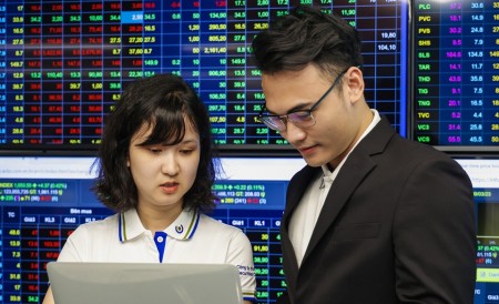 Nhận định thị trường chứng khoán ngày 26/8: Nắm giữ cổ phiếu đang hút dòng tiền