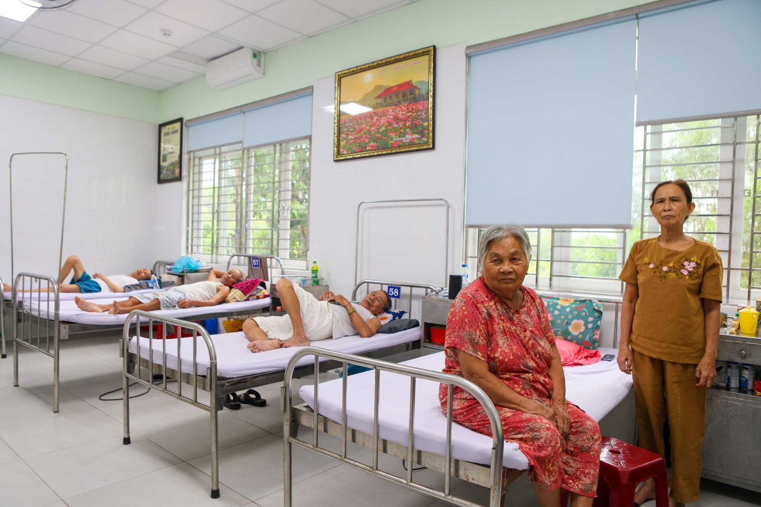 Cụ bà Phan Thị Khánh (áo đỏ) đang điều trị tại Khoa Y học cổ truyền - Phục hồi chức năng Bệnh viện. Cụ bà Phan Thị Khánh (áo đỏ) đang điều trị tại Khoa Y học cổ truyền - Phục hồi chức năng Bệnh viện.