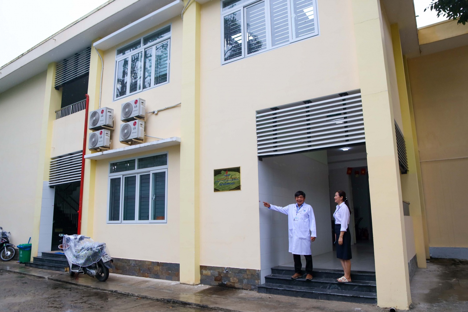 Bác sĩ Chuyên khoa II Võ Hùng Viễn – Giám đốc Bệnh viện Đa khoa khu vực Bình Sơn chia sẻ sự đồng hành, hỗ trợ thiết thực của BSR đã góp phần giúp Bệnh viện tăng thêm đáng kể quy mô chăm sóc, điều trị cho bệnh nhân. Bác sĩ Chuyên khoa II Võ Hùng Viễn – Giám đốc Bệnh viện Đa khoa khu vực Bình Sơn chia sẻ sự đồng hành, hỗ trợ thiết thực của BSR đã góp phần giúp Bệnh viện tăng thêm đáng kể quy mô chăm sóc, điều trị cho bệnh nhân.