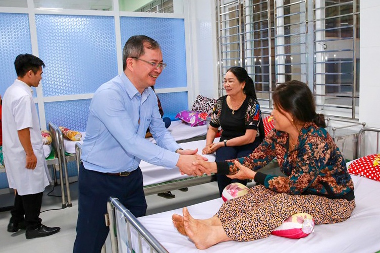 Đại diện BSR, ông Khương Lê Thành – Thành viên HĐQT BSR chia sẻ, động viên các bệnh nhân đang khám chữa bệnh tại Bệnh viện Đa khoa khu vực Bình Sơn. Đại diện BSR, ông Khương Lê Thành – Thành viên HĐQT BSR chia sẻ, động viên các bệnh nhân đang khám chữa bệnh tại Bệnh viện Đa khoa khu vực Bình Sơn.