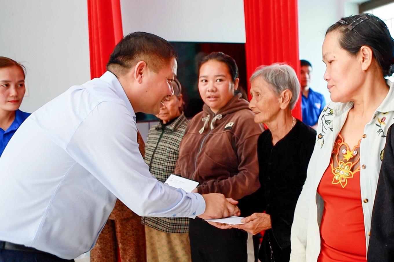 Chủ tịch HĐQT BSR Bùi Ngọc Dương tặng quà, thăm hỏi bà con tại Quảng Ngãi. Chủ tịch HĐQT BSR Bùi Ngọc Dương tặng quà, thăm hỏi bà con tại Quảng Ngãi.