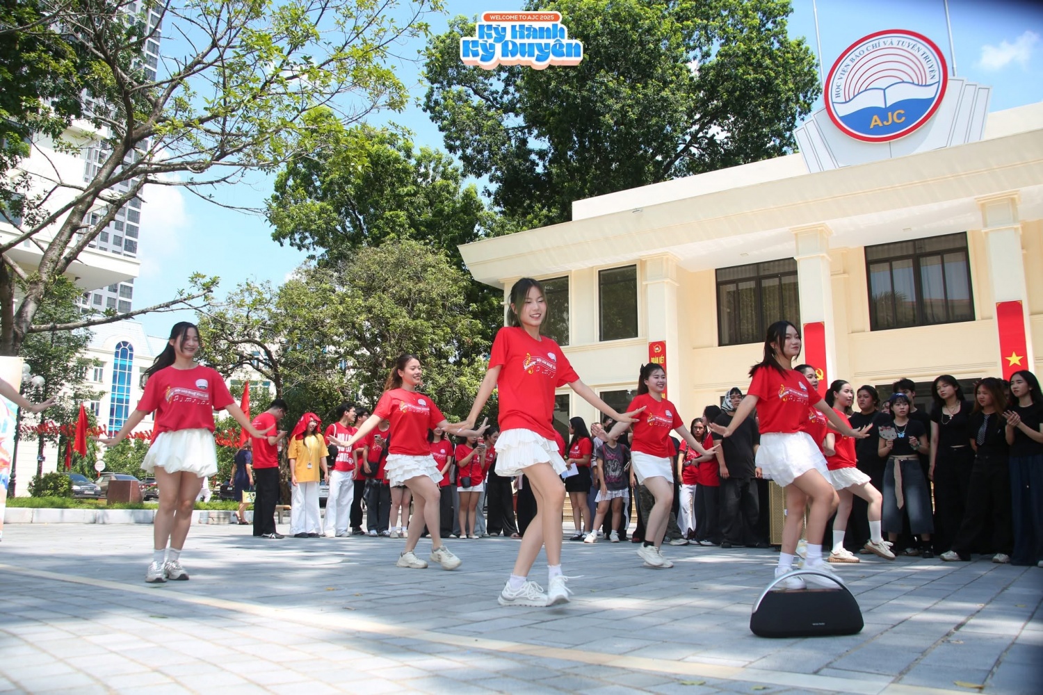 Hoạt động đồng hành tạo nên đặc trưng riêng của Welcome to AJC, tiếp nối tinh thần gắn kết tân sinh viên. Hoạt động đồng hành tạo nên đặc trưng riêng của Welcome to AJC, tiếp nối tinh thần gắn kết tân sinh viên.