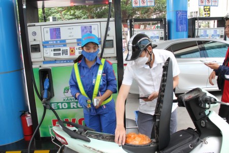 Giá xăng dầu giảm nhẹ trước kỳ nghỉ lễ, diesel vẫn ở mức cao
