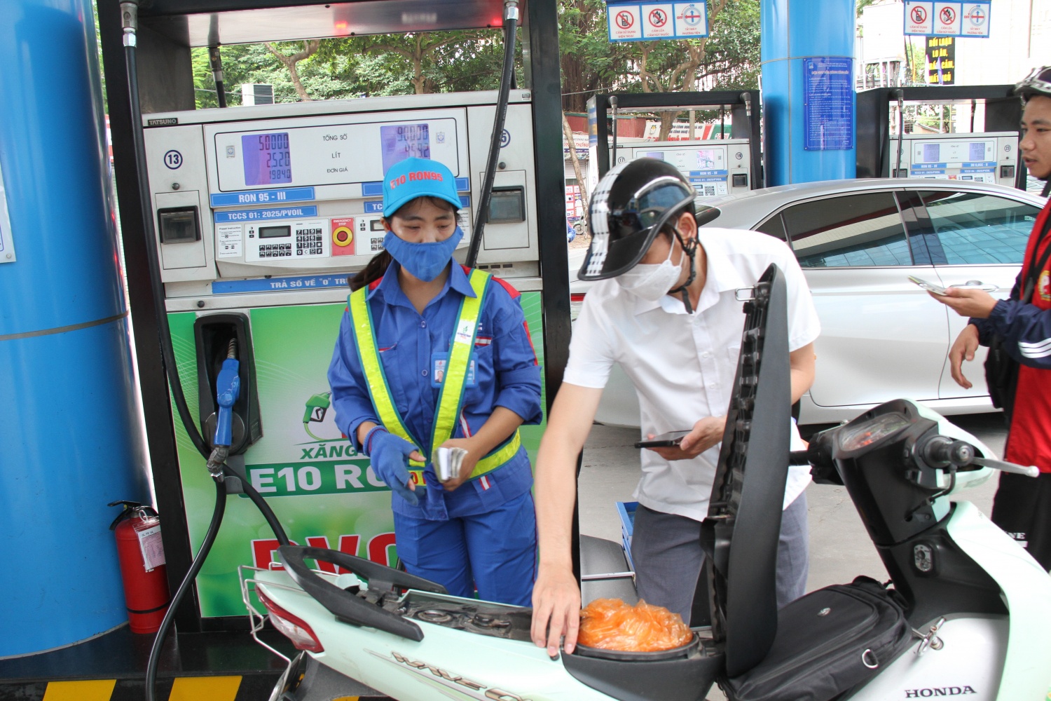 Giá xăng dầu giảm nhẹ trước kỳ nghỉ lễ, diesel vẫn ở mức cao
