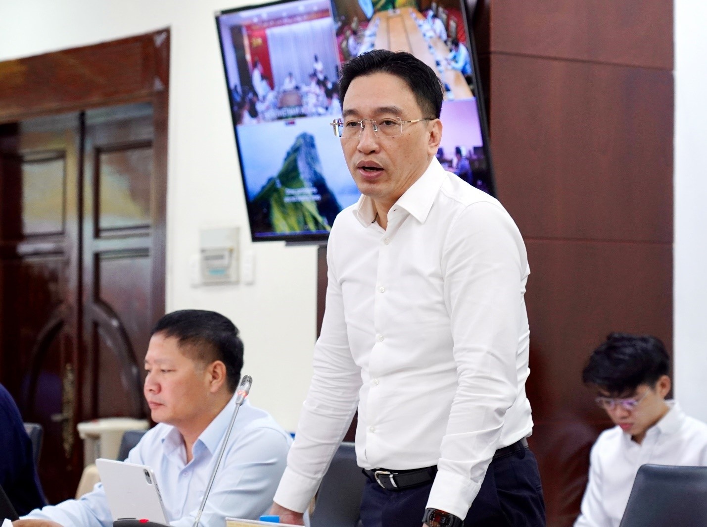 Tổng Giám đốc PVTrans Nguyễn Thanh Bình báo cáo tại buổi làm việc Tổng Giám đốc PVTrans Nguyễn Thanh Bình báo cáo tại buổi làm việc
