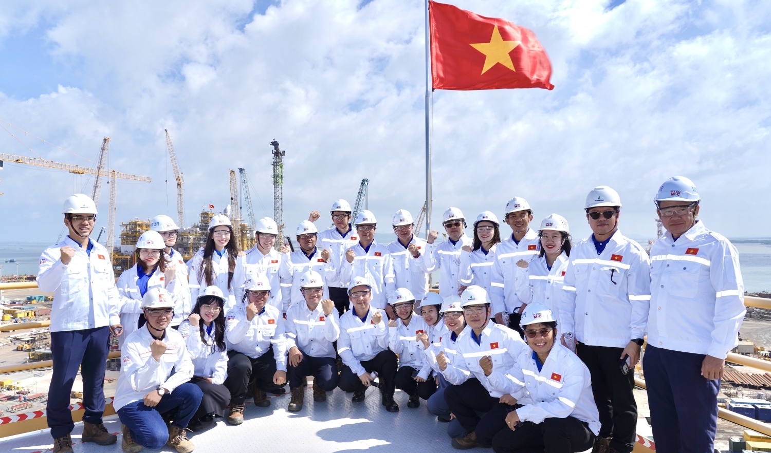 Tuổi trẻ Việt Nam - Lào tăng cường gắn kết, chia sẻ kinh nghiệm qua tìm hiểu thực tế tại PETROVIETNAM