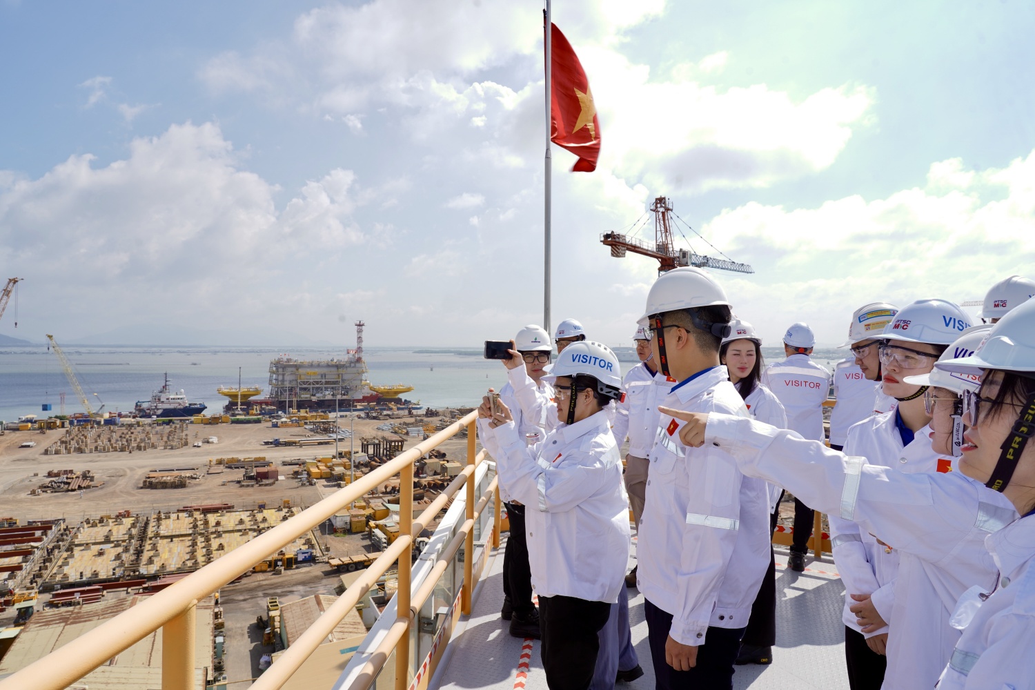 Tuổi trẻ Việt Nam - Lào tăng cường gắn kết, chia sẻ kinh nghiệm qua tìm hiểu thực tế tại PETROVIETNAM Tuổi trẻ Việt Nam - Lào tăng cường gắn kết, chia sẻ kinh nghiệm qua tìm hiểu thực tế tại PETROVIETNAM