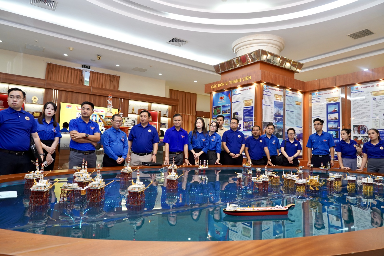 Tuổi trẻ Việt Nam - Lào tăng cường gắn kết, chia sẻ kinh nghiệm qua tìm hiểu thực tế tại PETROVIETNAM Tuổi trẻ Việt Nam - Lào tăng cường gắn kết, chia sẻ kinh nghiệm qua tìm hiểu thực tế tại PETROVIETNAM