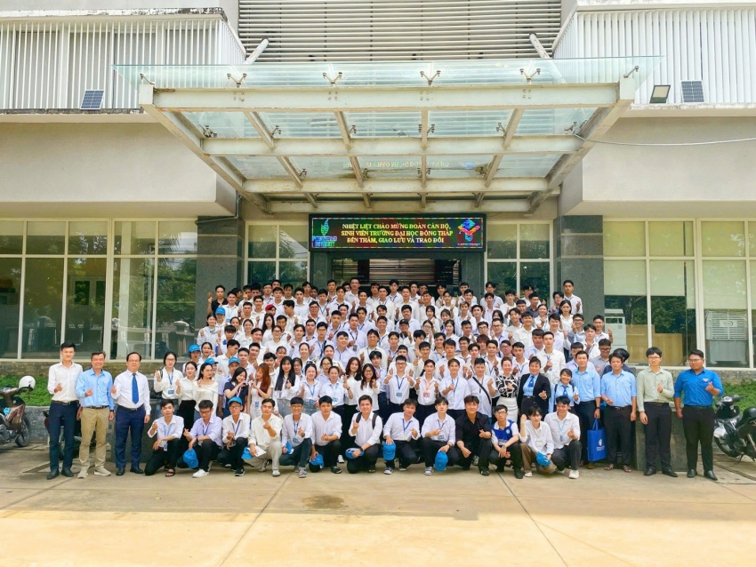 PVU đón tiếp đoàn cán bộ, giảng viên, sinh viên Trường Đại học Đồng Tháp đến tham và giao lưu học tập