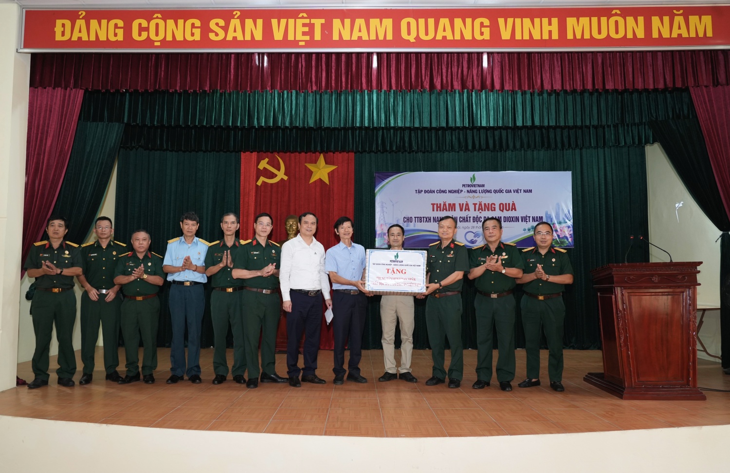 Hội CCB Bộ máy QL&ĐH PETROVIETNAM chung tay xoa dịu nỗi đau da cam Hội CCB Bộ máy QL&ĐH PETROVIETNAM chung tay xoa dịu nỗi đau da cam