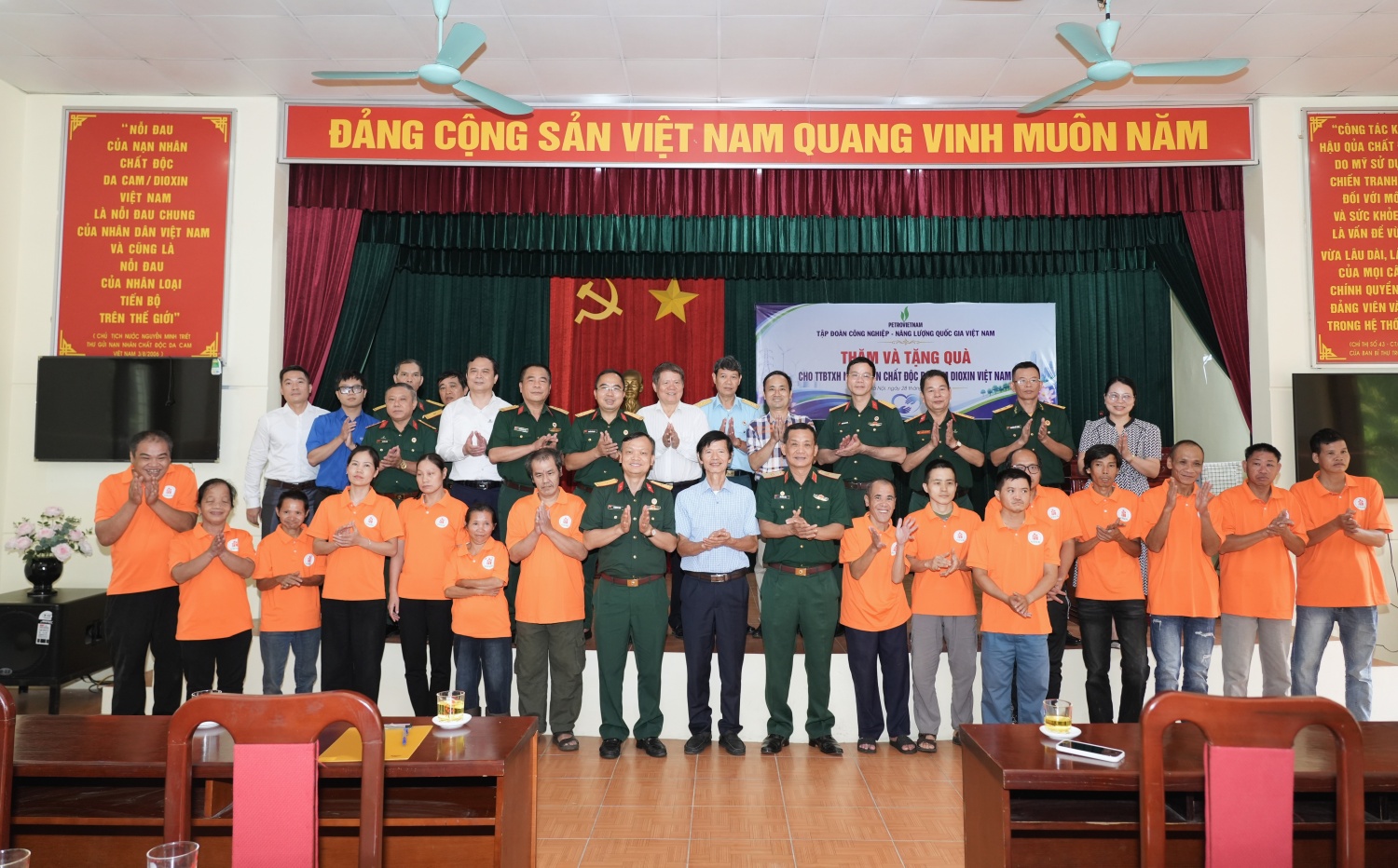 Hội CCB Bộ máy QL&ĐH PETROVIETNAM chung tay xoa dịu nỗi đau da cam Hội CCB Bộ máy QL&ĐH PETROVIETNAM chung tay xoa dịu nỗi đau da cam