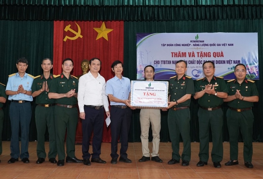 Hội CCB Bộ máy QL&ĐH PETROVIETNAM chung tay xoa dịu nỗi đau da cam
