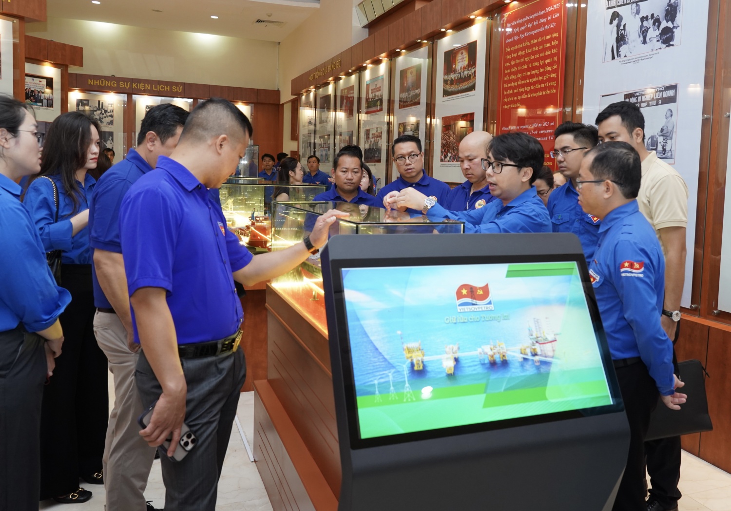 Tuổi trẻ Việt Nam - Lào tăng cường gắn kết, chia sẻ kinh nghiệm qua tìm hiểu thực tế tại PETROVIETNAM Tuổi trẻ Việt Nam Lào tăng cường gắn kết, chia sẻ kinh nghiệm qua tìm hiểu thực tế tại PETROVIETNAM