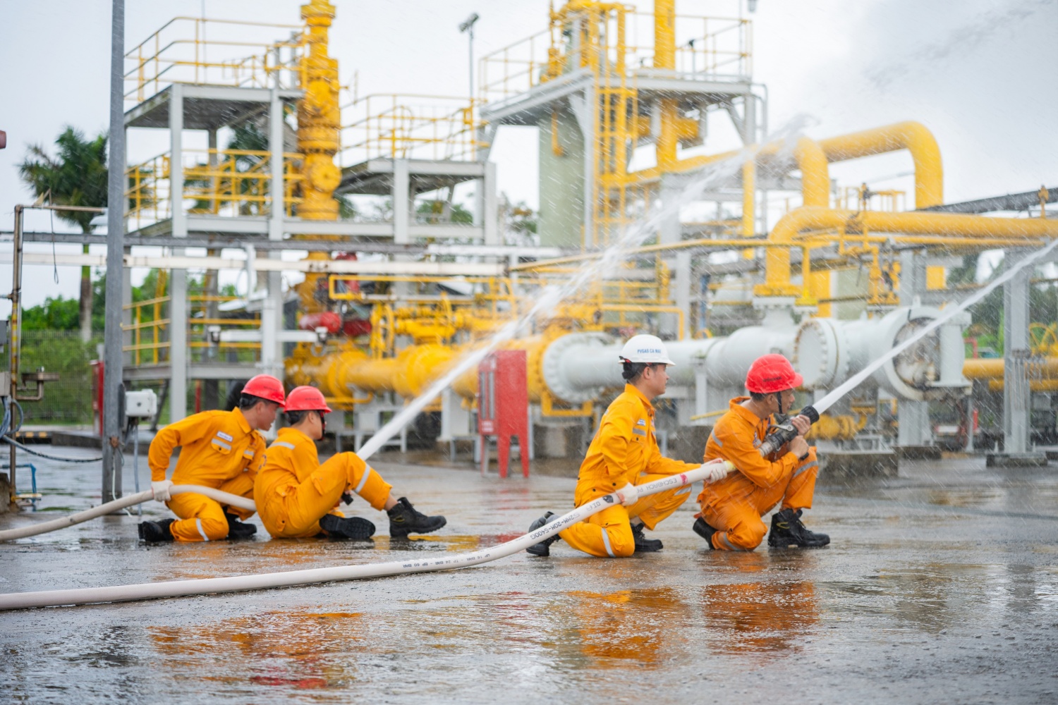 Diễn tập PCCC&CNCH, nâng cao năng lực ứng phó và bảo đảm ANAT tại các công trình khí của PV GAS