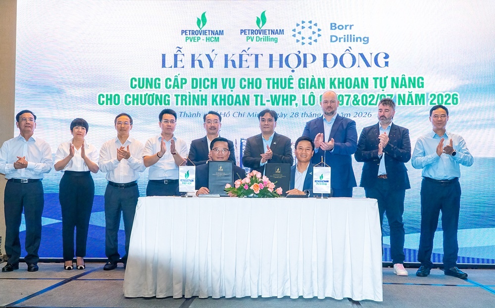 Ông Vũ Việt Hưng – Giám đốc Chi nhánh PVEP-HCM và ông Nguyễn Đình Dương – Phó Tổng giám đốc PV Drilling thực hiện lễ ký hợp đồng trước sự chứng kiến của lãnh đạo các bên