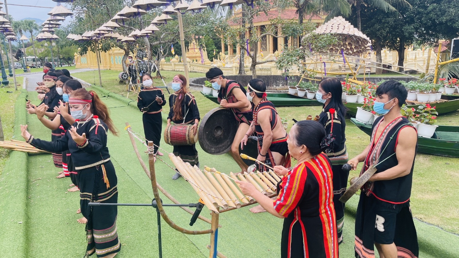 Khách trải nghiệm tại làng. Ảnh: Làng Văn hóa - Du lịch các dân tộc Việt Nam