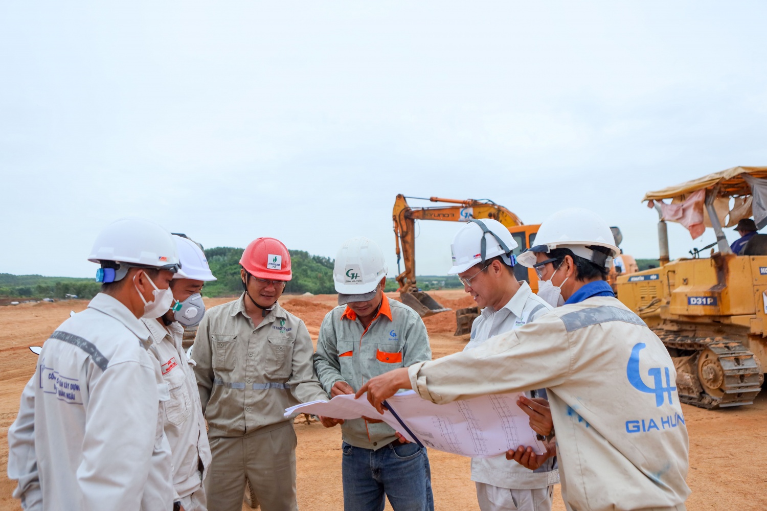 Xuyên lễ chạy đua với thời gian trên công trường Dung Quất Xuyên lễ chạy đua với thời gian trên công trường Dung Quất