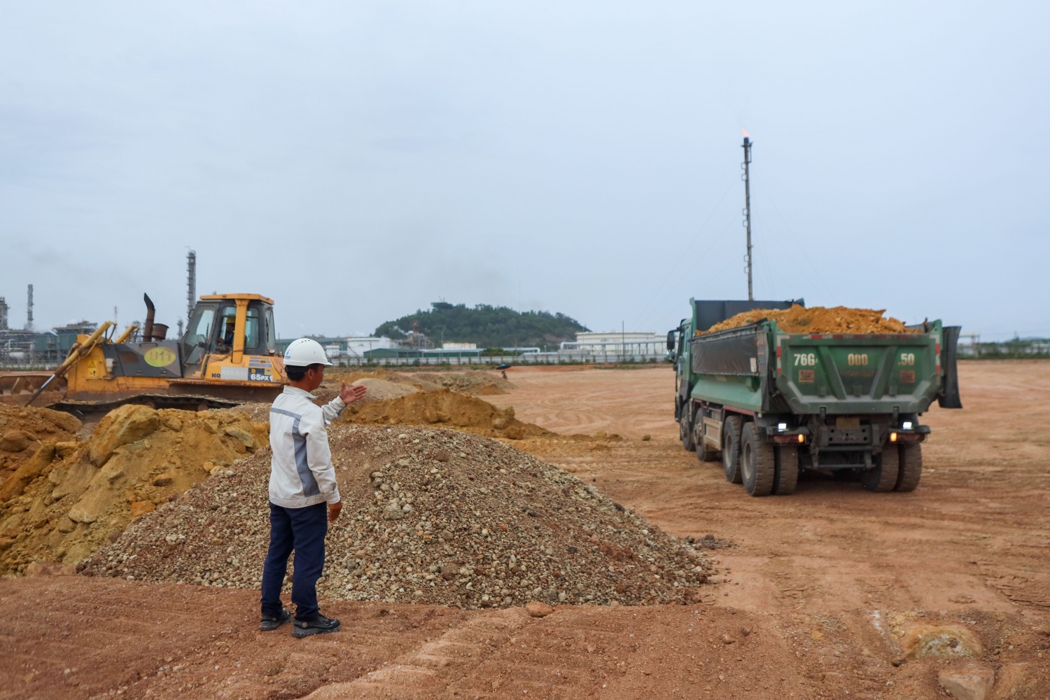 Xuyên lễ chạy đua với thời gian trên công trường Dung Quất Xuyên lễ chạy đua với thời gian trên công trường Dung Quất