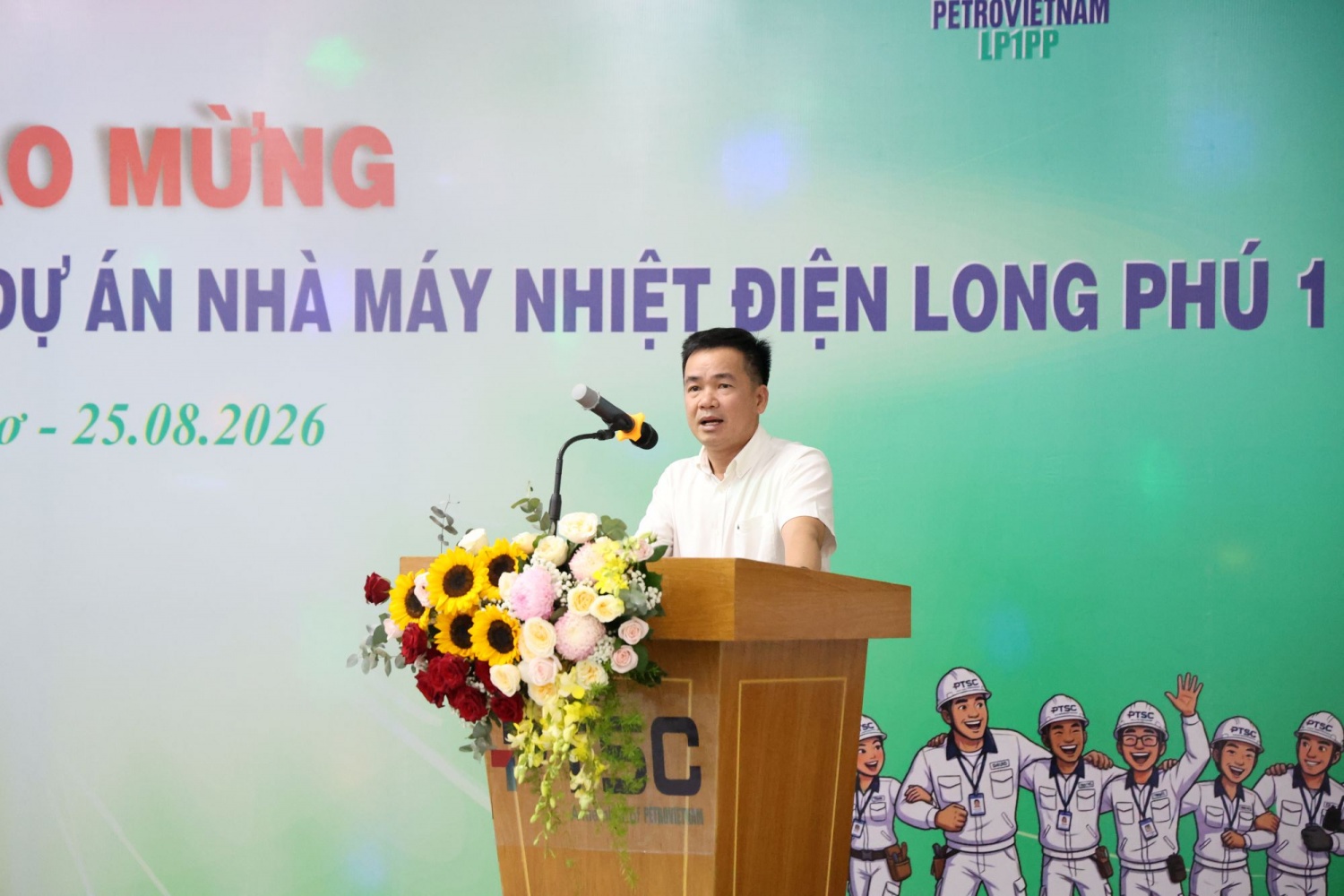Ông Hà Đình Niên – Trưởng Ban Quản lý Dự án Điện lực Dầu khí Long Phú 1 chúc mừng PTSC