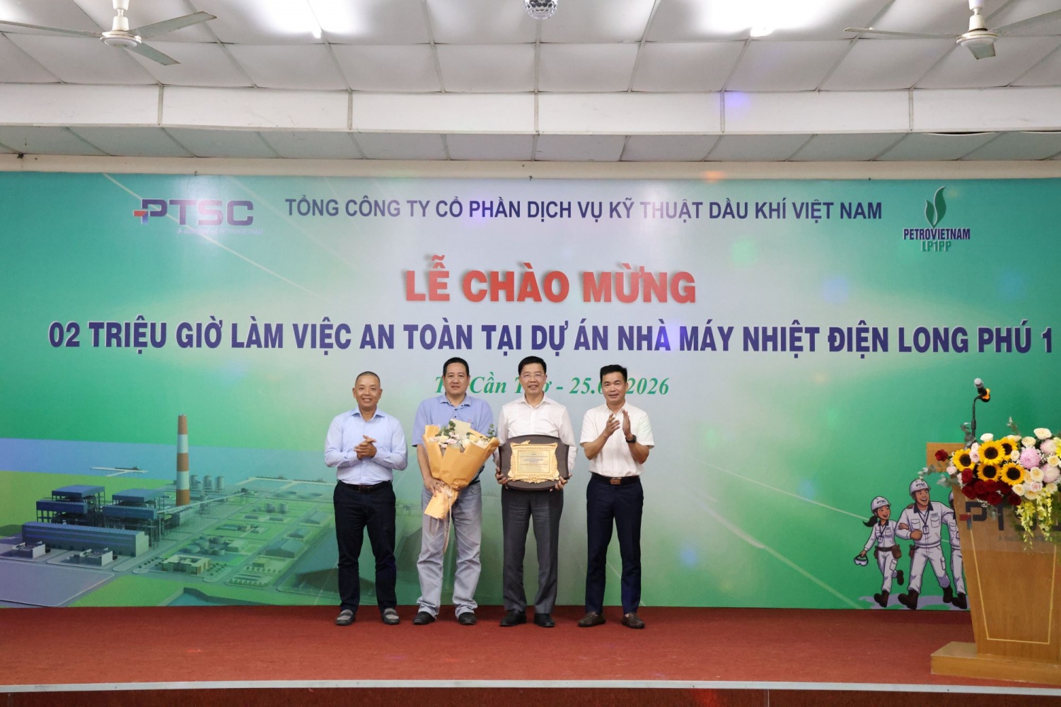 Chủ đầu tư trao tặng PTSC kỷ niệm chương 2 triệu giờ làm việc an toàn