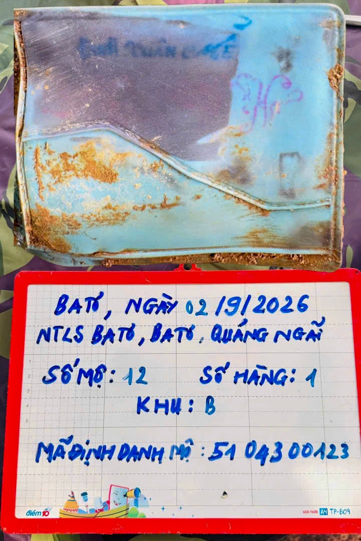 Tìm thấy ảnh chân dung và chiếc ví ghi tên Đinh Xuân Mễ trong các phần mộ liệt sĩ tại Ba Tơ