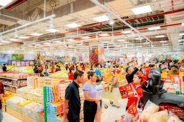 Một TTTM chỉ mới khai trương 3 ngày đã hút hơn 20 triệu lượt xem, có màn cầu hôn gây bão mạng xã hội