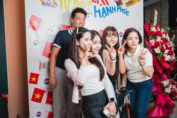 Một TTTM chỉ mới khai trương 3 ngày đã hút hơn 20 triệu lượt xem, có màn cầu hôn gây bão mạng xã hội