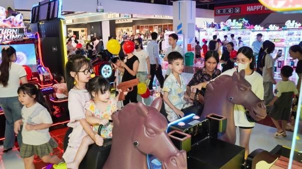 Một TTTM chỉ mới khai trương 3 ngày đã hút hơn 20 triệu lượt xem, có màn cầu hôn gây bão mạng xã hội