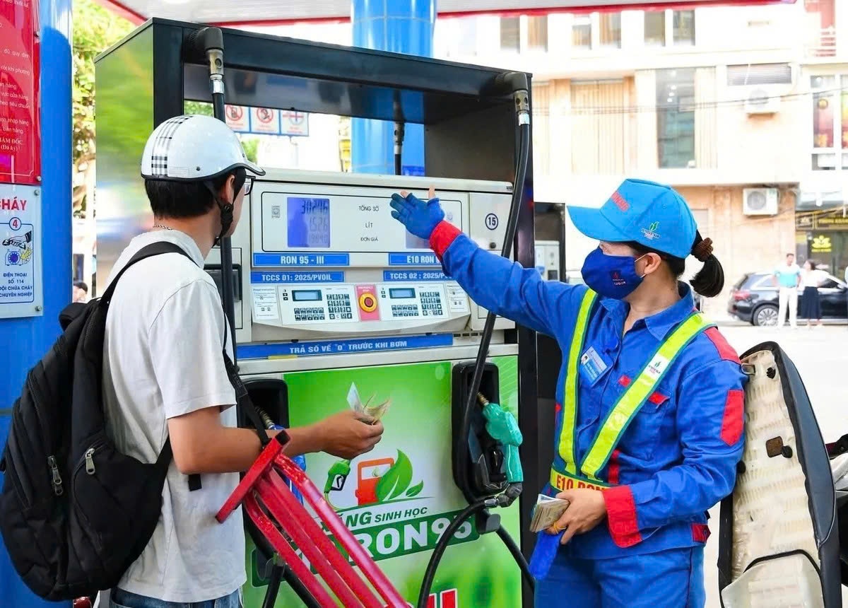 Giá xăng đồng loạt tăng, giá dầu diesel giảm