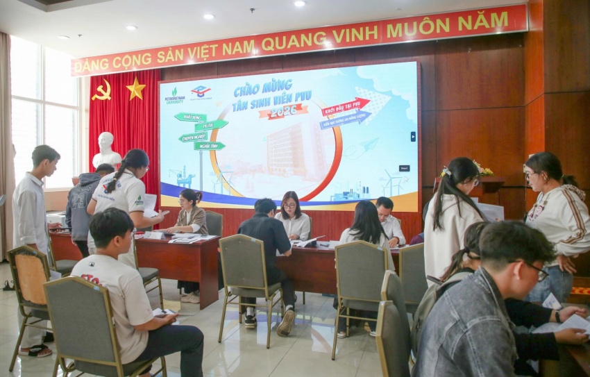 PVU chào đón tân sinh viên Khóa 15 PVU chào đón tân sinh viên Khóa 15