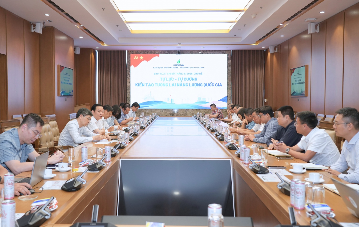 Đồng chí Lê Ngọc Sơn - Bí thư Đảng ủy, Chủ tịch HĐTV Tập đoàn sinh hoạt tại Chi bộ Ban Thăm dò Khai thác Dầu khí. Đồng chí Lê Ngọc Sơn - Bí thư Đảng ủy, Chủ tịch HĐTV Tập đoàn sinh hoạt tại Chi bộ Ban Thăm dò Khai thác Dầu khí.
