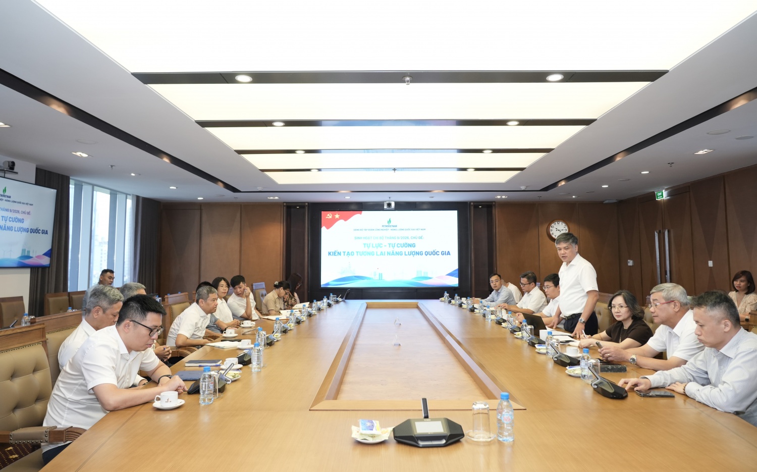 Đảng bộ Bộ máy QL&ĐH PETROVIETNAM sinh hoạt chi bộ với chủ đề “Vững bước tương lai năng lượng quốc gia” Đảng bộ Bộ máy QL&ĐH PETROVIETNAM sinh hoạt chi bộ với chủ đề “Vững bước tương lai năng lượng quốc gia”