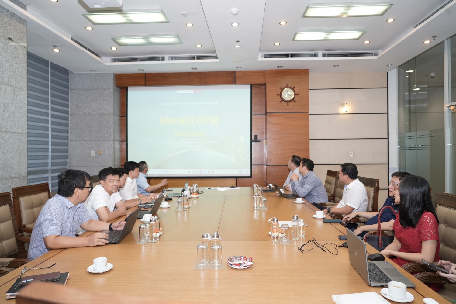 Đảng bộ Bộ máy QL&ĐH PETROVIETNAM sinh hoạt chi bộ với chủ đề “Vững bước tương lai năng lượng quốc gia” Đảng bộ Bộ máy QL&ĐH PETROVIETNAM sinh hoạt chi bộ với chủ đề “Vững bước tương lai năng lượng quốc gia”
