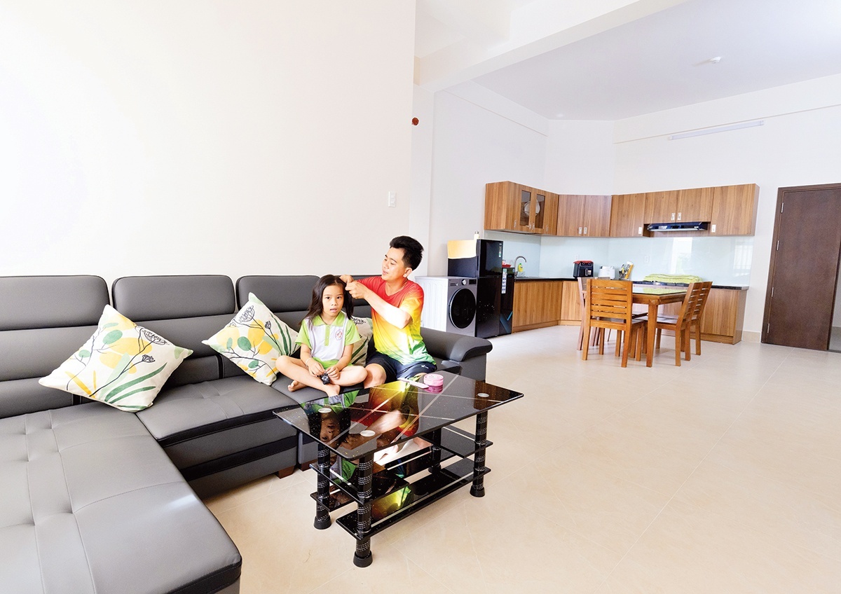 Niềm vui trong căn hộ mới của người lao động